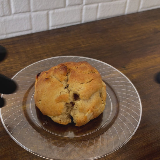 Watch the inside of our macadamia White chocolate cookie! 